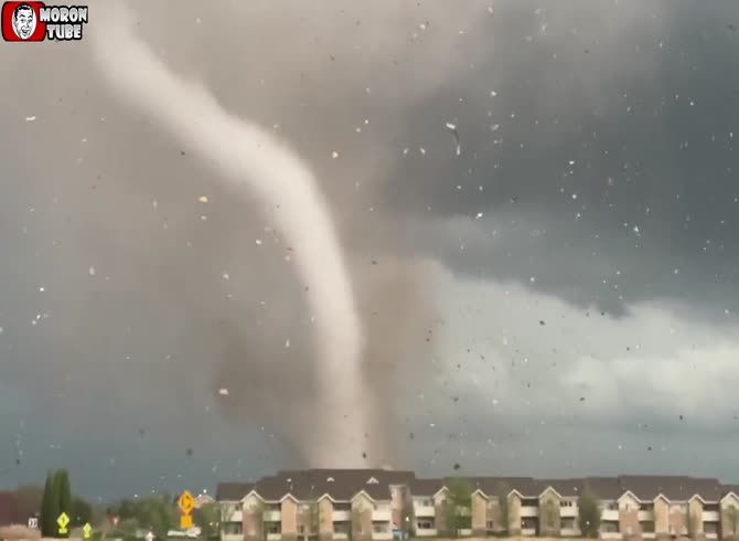 Video :Amazing pictures of the tornado that struck Kansas